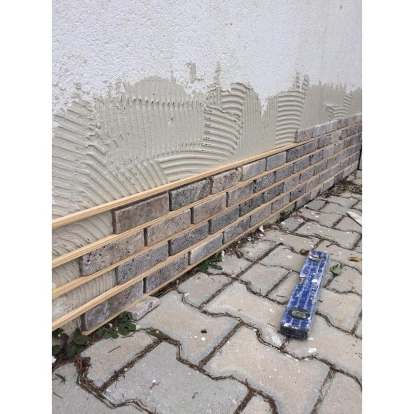 Bild von der Installation von Rubin Travertin Ziegelstein