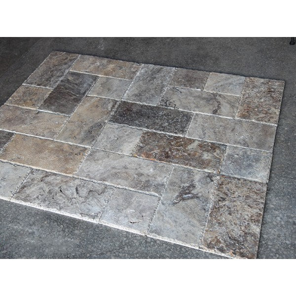 Weitwinkel-Aufnahme von Silver Travertinfliese Small