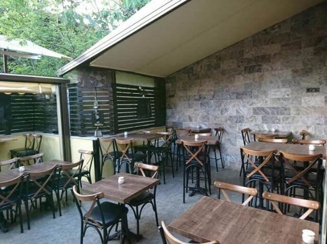 Silver Travertinfliese Medium an einer Wand