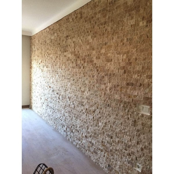 Produktbild von Breige Travertinfliese, die an der Wand angebracht ist