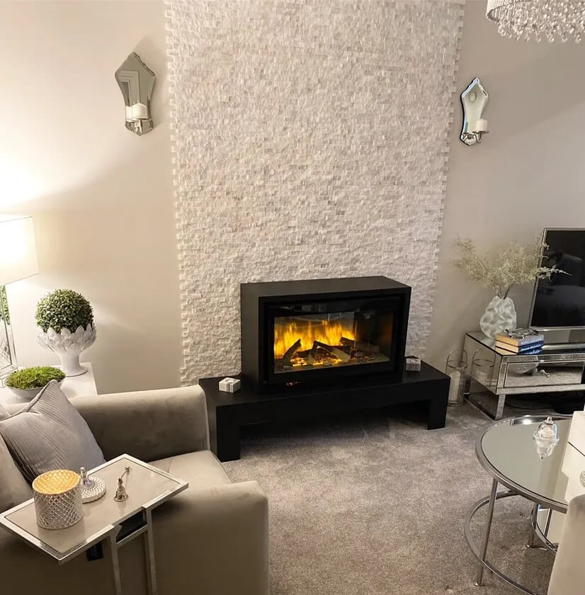 Extra White Marmorfliese im Wohnzimmer an der Wand 